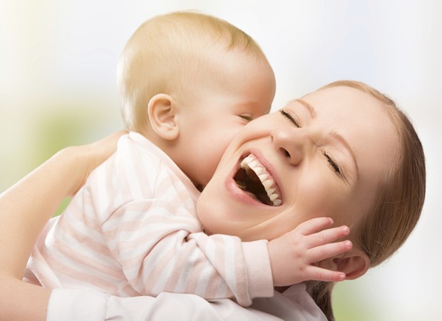Mãe e bebê: abraçar faz bem (Foto: Thinkstock)