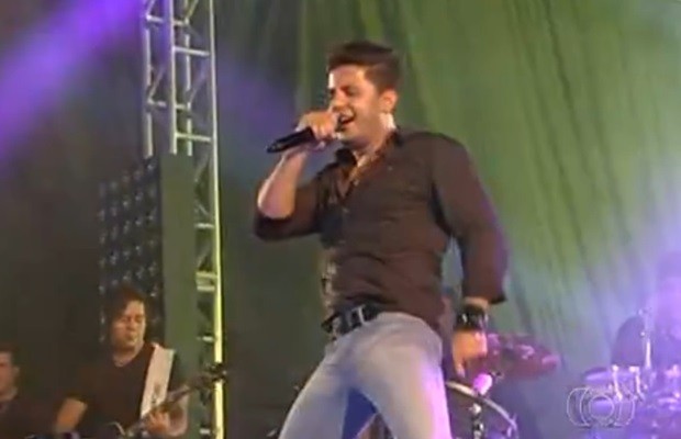 Cristiano Araújo animou a festa com o hit 'Lepo Lepo', do grupo Psirico (Foto: Reprodução/TV Anhanguera)