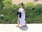 Kim Kardashian é flagrada enrolada em um lençol em sua mansão em LA