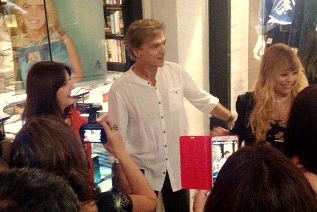 Carlos Alberto Ricelli atende fãs no lançamento do livro de Bruna Lombardi no Rio (Foto: Léo Martinez/EGO)
