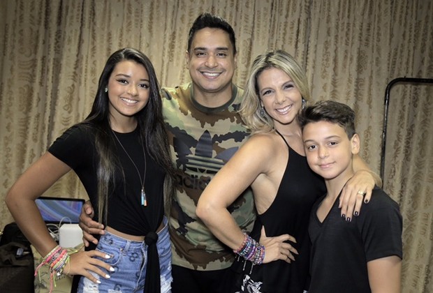 Carla Perez Tieta Xanddy Em Show Em Salvador E Dá Uma De Fotógrafa Jaru Online 5077