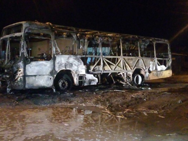 Ônibus é incendiado na comunidade Nova Terra, em São José de Ribamar, durante onda de ataques a coletivos no MA (Foto: Werton Araújo/TV Mirante)