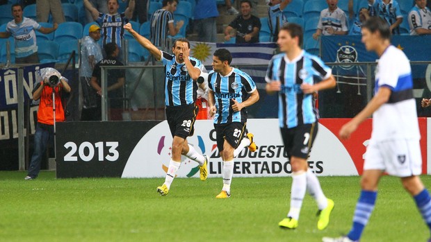 Barcos comemora como Pirata gol contra o Huachipato pela Libertadores (Foto: Lucas Uebel/Grêmio FBPA)