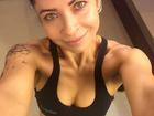 Anna Lima exibe barriga retinha em selfie antes de malhar