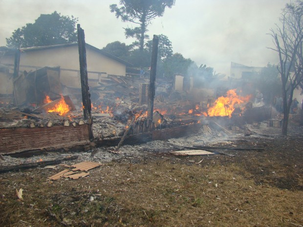 Conveniência e casa das vítimas ficaram destruídos pelo fogo (Foto: Vilson Nascimento/ A Gazetanews)