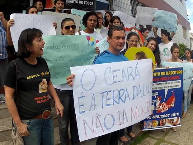 Um grupo de participantes do Movimento Ncional da Cidadani apela Vida - BRasil sem aborto realizou protesto em frente à sede do do Conselho MFederald e Medicina  na Rua Floriano Peixoto, Centro de Fortaleza, na manhã deste s´pabado (23). O movimento é cpontra a circullar do CFM O Conselho Federal de Medicina (CFM), órgão que regula a atividade profissional dos médicos no país, que se pronunciou nesta quinta-feira a favor do direito da mulher interromper sua gravidez até o 3º mês de gravidez. (Foto: TV Verdes Mares/Reprodução)