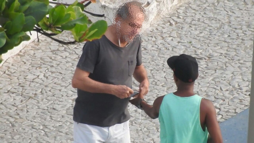 Morador flagrou investida contra pedestres que passavam pela orla de Piedade, em Jaboatão dos Guararapes, no Grande Recife (Foto: Reprodução/WhatsApp)