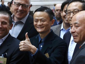 O fundador do grupo Alibaba faz gesto de positivo posando para fotos ao chegar na Bolsa de Valores de Nova York, no dia em que faz a oferta pública inicial de ações (IPO, na sigla em inglês) de seu grupo no mercado (Foto: Lucas Jackson/Reuters)