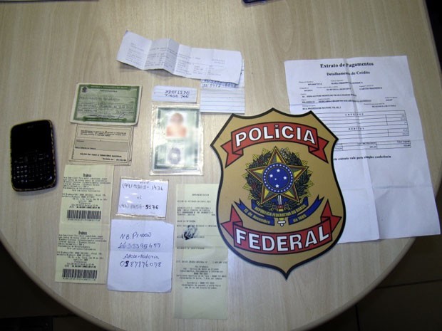 Mulher foi presa tentando receber benefício com documentos falsos (Foto: Divulgação/PF)