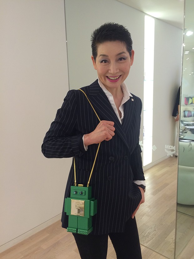 Kim Sung-Joo models one of MCM's new handbags  (Foto: Suzy Menkes Instagram)
