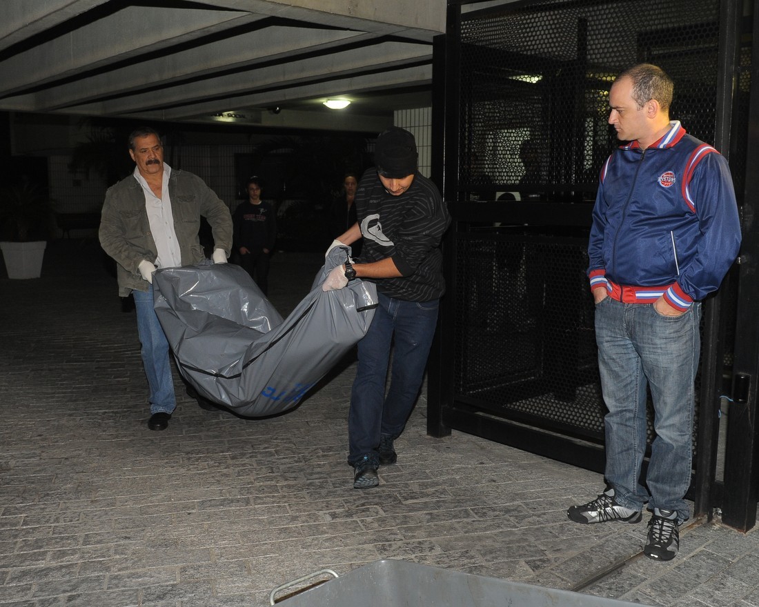 Corpo de Champignon é levado para o IML (Foto: Francisco Cepeda/AgNews)