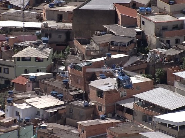 Helicóptero da PM sobrevoa o Aglomerado da Serra neste sábado (30) (Foto: Reprodução/TV Globo)