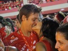 Fábio Porchat beija muito em camarote na Marquês de Sapucaí