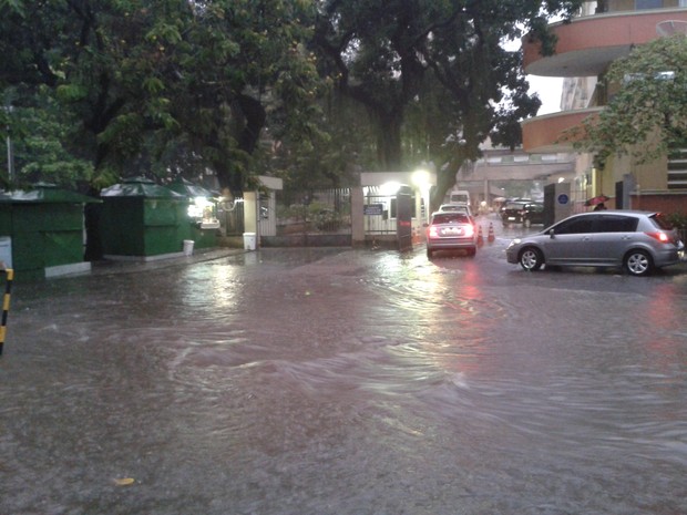 Alagamento em Vila Isabel, na Zona Norte (Foto: Janaína Carvalho/ G1)
