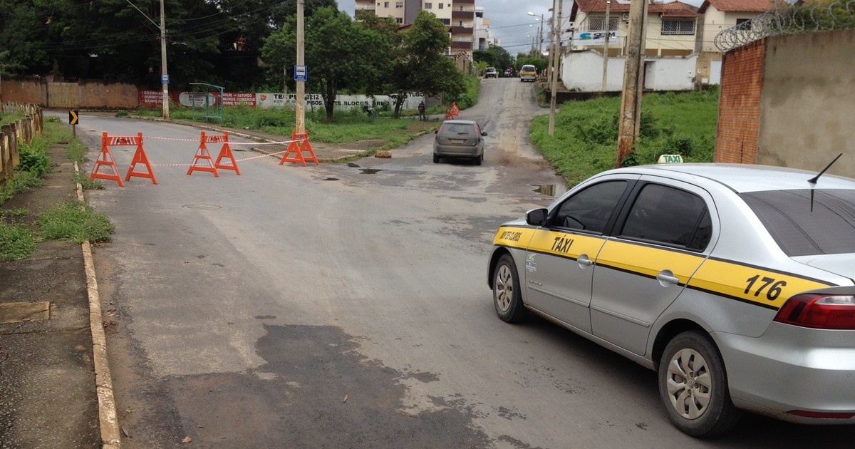 G1 - Risco de desabamento interdita avenida em Montes Claros ... - Globo.com