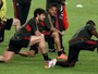 Milan treina pênaltis, e Pato participa de toda a atividade no Camp Nou