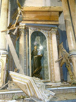 Nichos caem e danificam imagens do século XVIII na igreja de Santo Amaro (Foto: Márcio Cidreira/ Arquivo Pessoal)