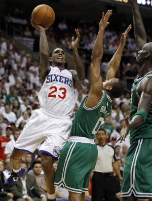 Com paciência, Sixers viram e empatam série com os Celtics
