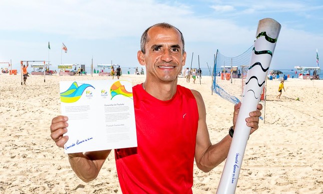 Vanderlei Cordeiro de Lima autografa tochas para leilão oficial dos