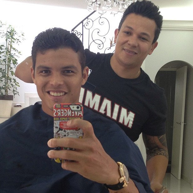 Thiago Silva corta o cabelo (Foto: Instagram)