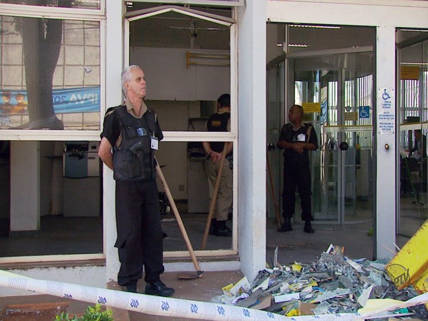 Criminosos explodem caixas eletrônicos em Campos Gerais (Foto: Reprodução EPTV)