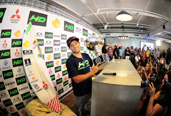 Campeão do mundo o surfista Mineirinho concedeu entrevista em São Paulo (Foto: Marcos Ribolli)