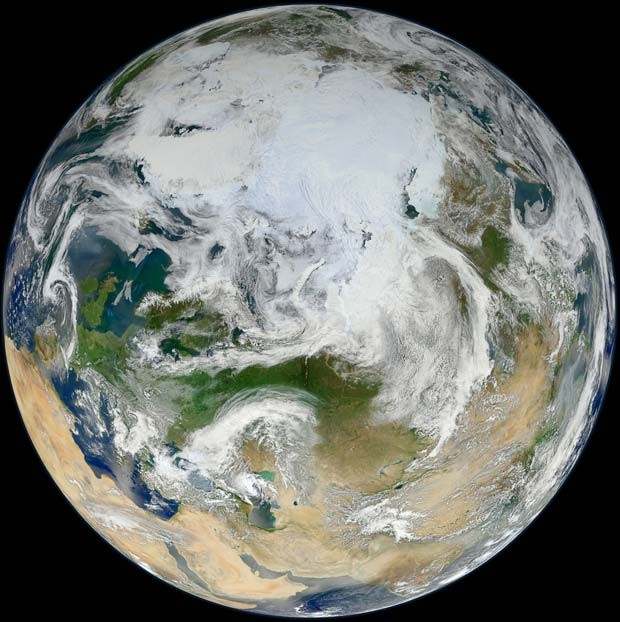 Imagem divulgada nesta terça-feira (19) pela Nasa mostra a Terra vista de sobre o Oceano Ártico, capturada a partir do recentemente lançado pelo satelite S-NPP. O satélite, lançado em 28 de outubro de 2011, circulou a Terra 15 vezes para capturar informaç (Foto: NASA/GSFC/Suomi NPP)
