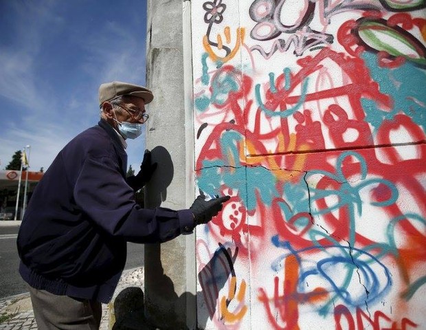 O vovôs sempre estão sempre baixo a supervisão dos voluntários e com utensílios de segurança  (Foto: Reprodução / Rafael Marchante)