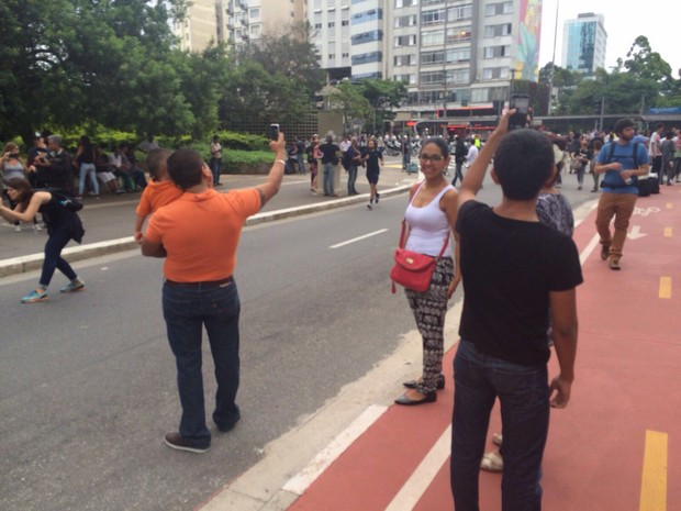Família faz foto durante protesto (Foto: Glauco Araújo/G1)