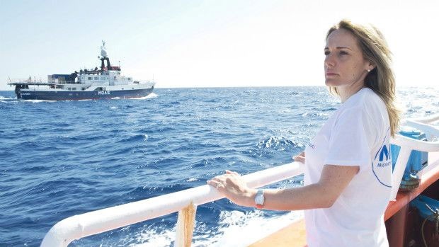 Regina costuma fazer a ponte entre a equipe e tripulantes do barco e refugiados (Foto: Arquivo pessoal) Regina costuma fazer a ponte entre a equipe e tripulantes do barco e refugiados (Foto: Arquivo pessoal)