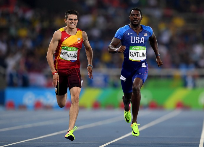 Bruno Hortelano em chegada com Justin Gatlin na Rio 2016 (Foto: Getty Images)