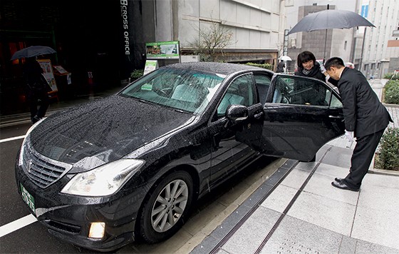 Motorista do Uber atendendo uma passageira  (Foto: Junko Kimura-Matsumoto/Bloomberg via Getty Images)