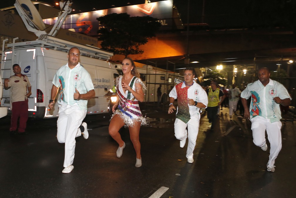 Ivete corre para conseguir chegar ao carro alegórico e desfilar ao lado do filho e do marido (Foto: Marcos Serra Lima/EGO)