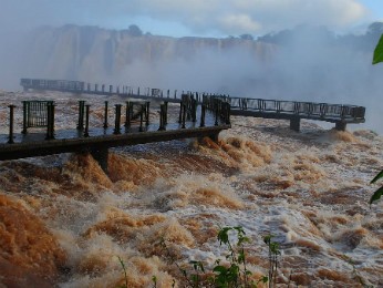 Por medida de segurança, grades da passarela tiveram de ser retiradas (Foto: Cataratas do Iguaçu S.A. / Divulgação)