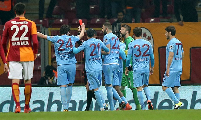 Salih Dursun árbitro Deniz Bitnel Trabzonspor Galatasaray (Foto: Getty Images)