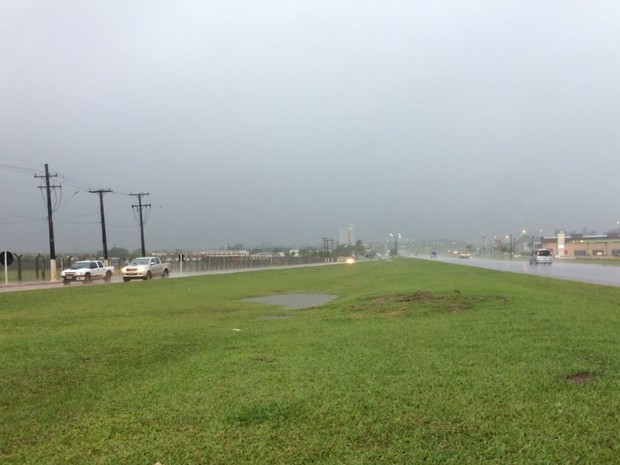 Chuva forte em Ponta Porã na manhã desta segunda-feira (Foto: Martim Andrada/ TV Morena)