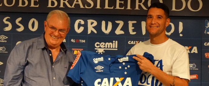 Thiago Neves recebe a camisa das mãos do presidente do Cruzeiro (Foto: Maurício Paulucci)