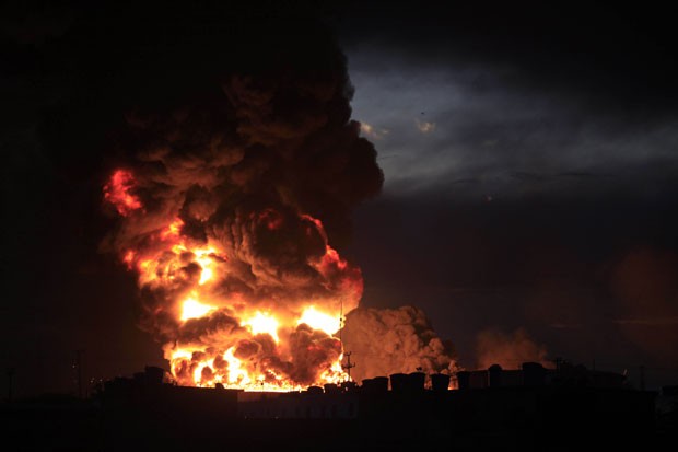 Explosão na refinaria de Amuay matou 39 pessoas e feriu dezenas. (Foto: Ariana Cubillos/AP)