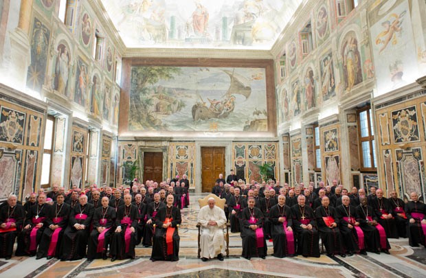 O Papa Francisco posa para foto ao lado dos núncios apostólicos, nesta sexta-feira (21), no Vaticano (Foto: AP/Osservatore Romano)