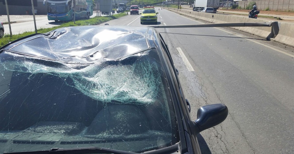 G1 Poste cai sobre carro após acidente 3 veículos na BR 101 no