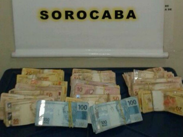 No total, a polÃ­cia encontrou R$ 85,501 (Foto: DivulgaÃ§Ã£o/ PolÃ­cia RodoviÃ¡ria de Iaras)