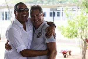 Herói de 1977, Basílio visita o Corinthians e abraça Oswaldo