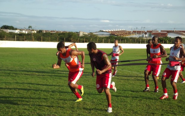 Jogadores do América-RN fizeram treino forte de preparação física (Foto: Bruno Araújo/GLOBOESPORTE.COM)