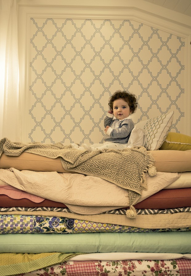 A princesa e a ervilha | Maria Clara veste macacão de algodão bordado, R$ 395, da Trousseau. Calça de pijama de algodão, R$ 139, da Chicco. Quarto da Lodo Barana Arquitetura para a quartos etc. Futons da Futon Company. Enxoval de cama da Etna. (Foto: Guto Seixas/Editora Globo)