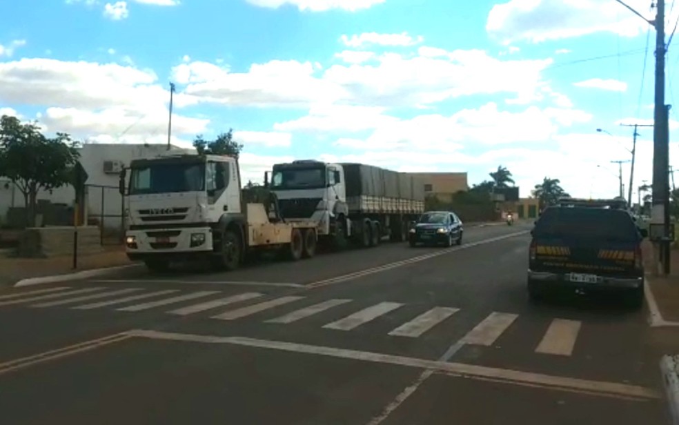 Carretas s&atilde;o levadas para a sede da Pol&iacute;cia Federal em Jata&iacute; (Foto: Divulga&ccedil;&atilde;o/ Pol&iacute;cia Federal)
