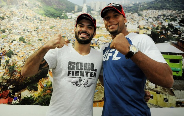 MMA Viscardi Andrade e Thiago Marreta visita Rocinha (Foto: Alexandre Durão)