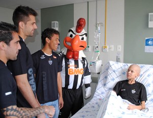 Jogadores do Atlético-MG visitam crianças com câncer (Foto: Almir Gomes/ Divulgação Santa Casa BH)