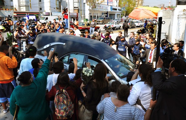 Fãs de Roberto Bolaños no dia de seu enterro (Foto: STR / AFP)