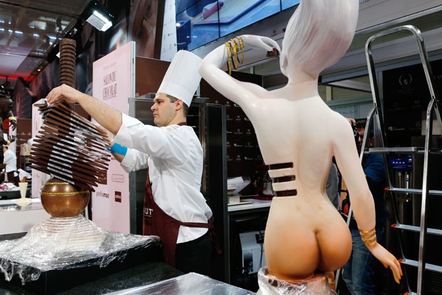 Chef Davide Comaschi prepara escultura de chocolate (Foto: François Guillot/AFP)