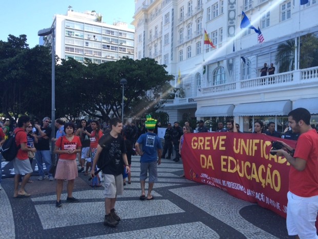 G1 Professores da rede pública do RJ fazem ato em Copacabana